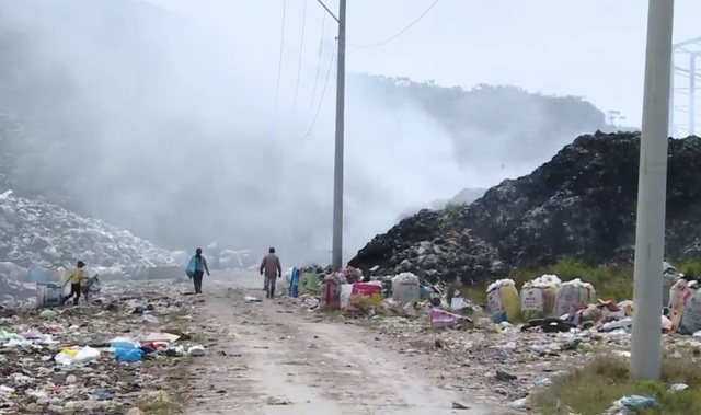 Khắc phục bãi rác liên tục cháy tại Lâm Đồng - Ảnh 1.