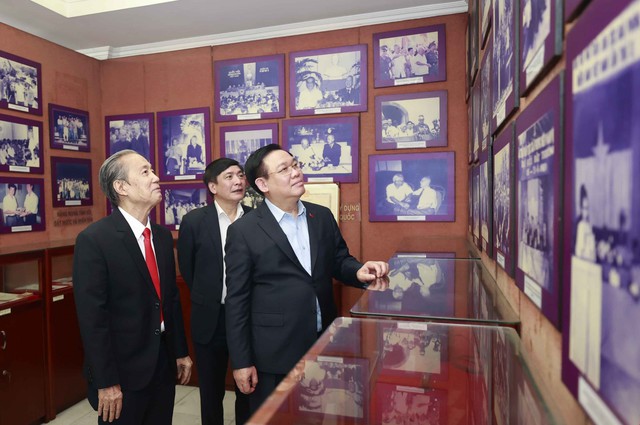 Chủ tịch Quốc hội Vương Đình Huệ tưởng nhớ, tri ân cố Chủ tịch Quốc hội Nguyễn Hữu Thọ - Ảnh 2.