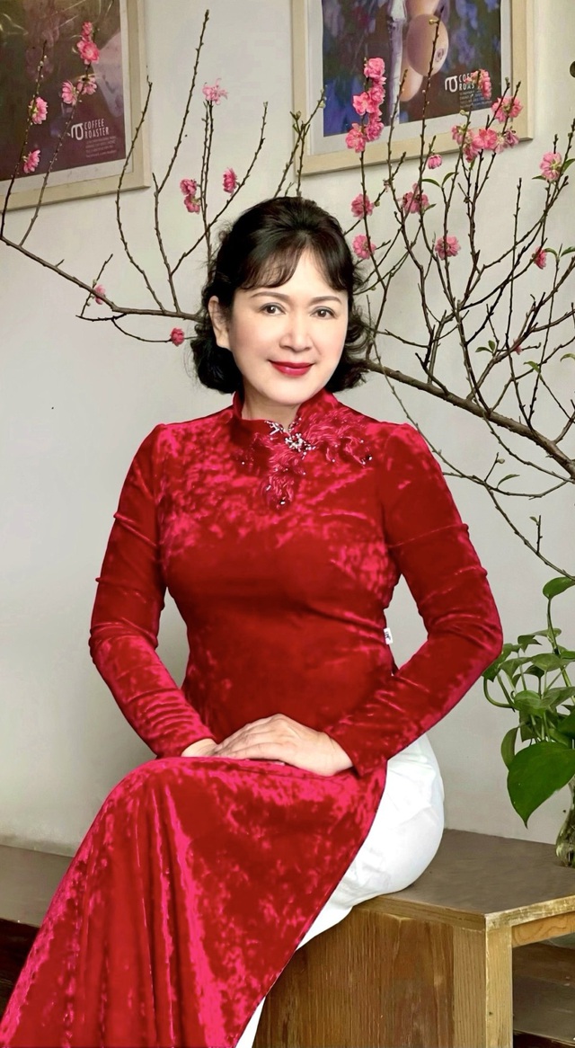 Sao Việt diện áo dài đôi: Vợ chồng Phương Nga rạng rỡ, Huỳnh Hồng Loan dịu dàng bên mẹ - Ảnh 14.