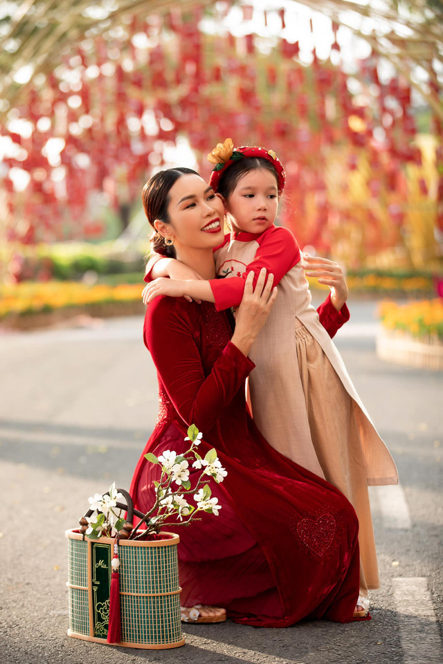 Sao Việt diện áo dài đôi: Vợ chồng Phương Nga rạng rỡ, Huỳnh Hồng Loan dịu dàng bên mẹ - Ảnh 13.