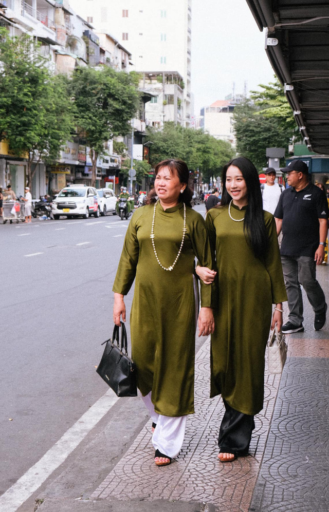 Sao Việt diện áo dài đôi: Vợ chồng Phương Nga rạng rỡ, Huỳnh Hồng Loan dịu dàng bên mẹ - Ảnh 3.