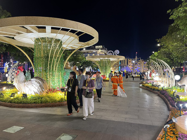 Đường hoa Nguyễn Huệ (TP Hồ Chí Minh) tấp nập khách tham quan - Ảnh 1.