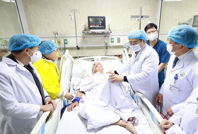 Thủ tướng Phạm Minh Chính thăm, động viên y bác sĩ và người bệnh ngày 30 Tết - Ảnh 2.