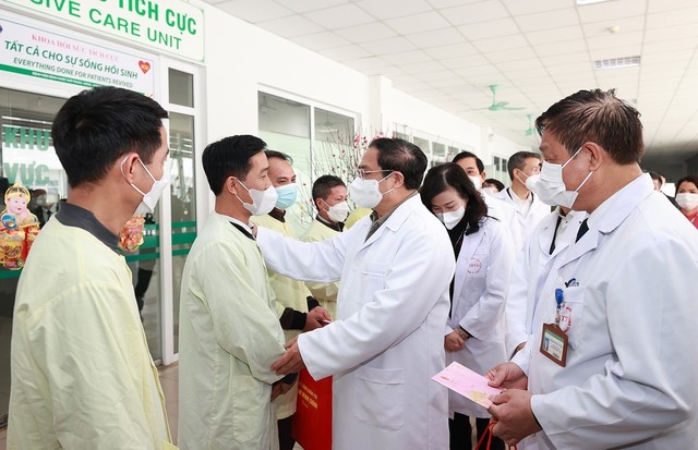 Thủ tướng Phạm Minh Chính thăm, động viên y bác sĩ và người bệnh ngày 30 Tết - Ảnh 6.