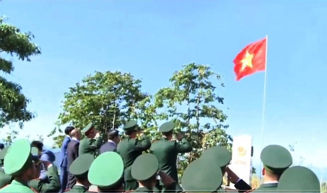 Lễ chào cờ sáng mùng 1 Tết tại cột mốc 3 nước Việt Nam, Lào, Campuchia - Ảnh 1.