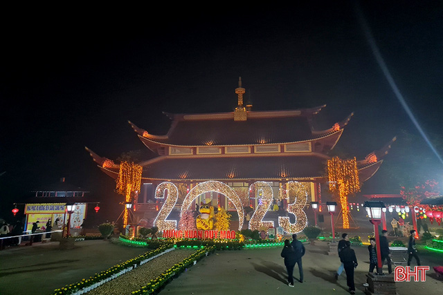 Người dân miền Trung phấn khởi đón chào năm mới - Ảnh 4.