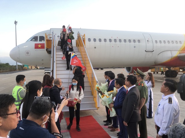 Khánh Hòa đón chuyến bay đầu tiên từ Trung Quốc - Ảnh 1.