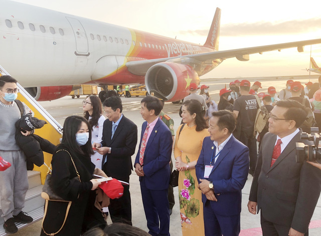 Khánh Hòa đón chuyến bay đầu tiên từ Trung Quốc - Ảnh 2.