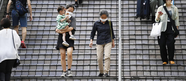 Tăng tỷ lệ sinh - ưu tiên hàng đầu của Chính phủ Nhật Bản - Ảnh 1.