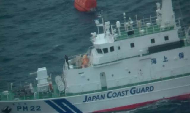 Chìm tàu ở ngoài khơi Nhật Bản, 13 thủy thủ được cứu sống, 9 người mất tích - Ảnh 2.