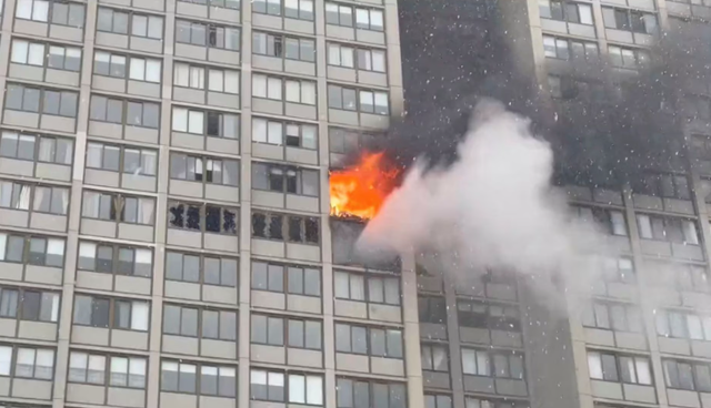 Cháy tòa nhà cao tầng ở Chicago khiến 1 người tử vong, 8 người bị thương - Ảnh 2.
