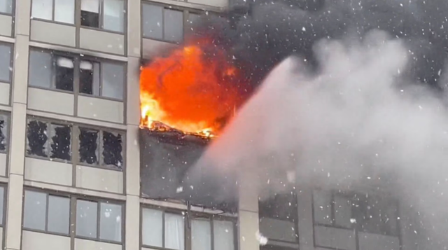 Cháy tòa nhà cao tầng ở Chicago khiến 1 người tử vong, 8 người bị thương - Ảnh 1.