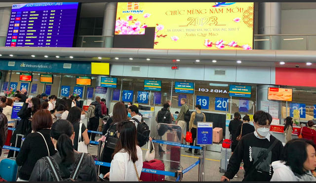 Hành khách tăng đột biến ở Tân Sơn Nhất mùng 5 Tết - Ảnh 1.