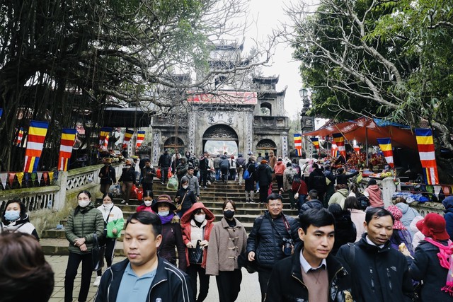 Hàng vạn du khách đến khai hội chùa Hương 2023 - Ảnh 5.