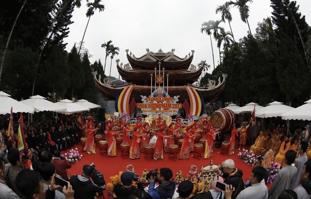 Hàng vạn du khách đến khai hội chùa Hương 2023 - Ảnh 4.