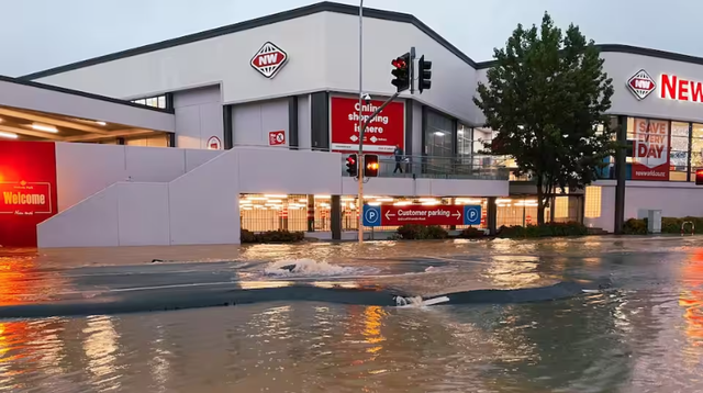 Mưa xối xả gây lũ lụt thảm khốc ở New Zealand, 3 người tử vong  - Ảnh 1.