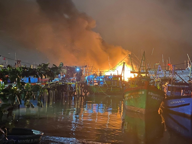 Đà Nẵng: Hai tàu cá bốc cháy trong đêm - Ảnh 2.