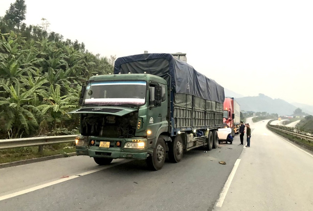 Tai nạn trên cao tốc Nội Bài - Lào Cai, 2 người bị thương nặng - Ảnh 3.