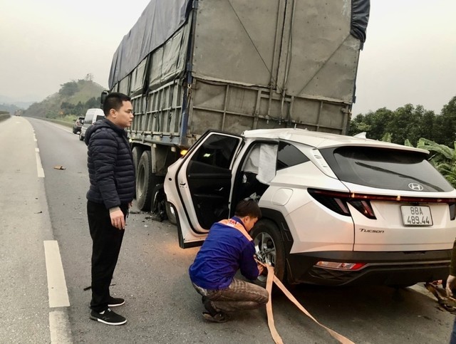 Tai nạn trên cao tốc Nội Bài - Lào Cai, 2 người bị thương nặng - Ảnh 2.