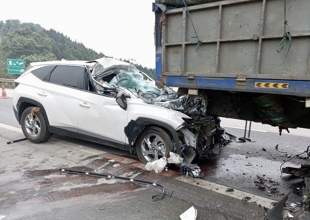 Tai nạn trên cao tốc Nội Bài - Lào Cai, 2 người bị thương nặng - Ảnh 1.
