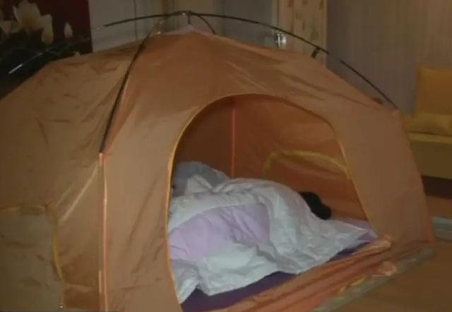 Phí sinh hoạt tăng cao, người Hàn Quốc dựng lều tránh rét trong nhà - Ảnh 2.