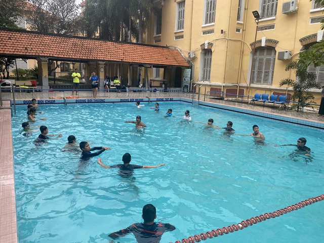 Lớp học bơi miễn phí cho trẻ mái ấm - Ảnh 2.