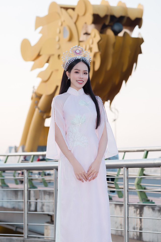 Hoa hậu Thanh Thủy rạng rỡ về trường nhận bằng khen và học bổng - Ảnh 7.