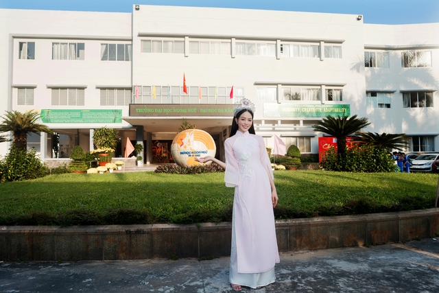 Hoa hậu Thanh Thủy rạng rỡ về trường nhận bằng khen và học bổng - Ảnh 4.