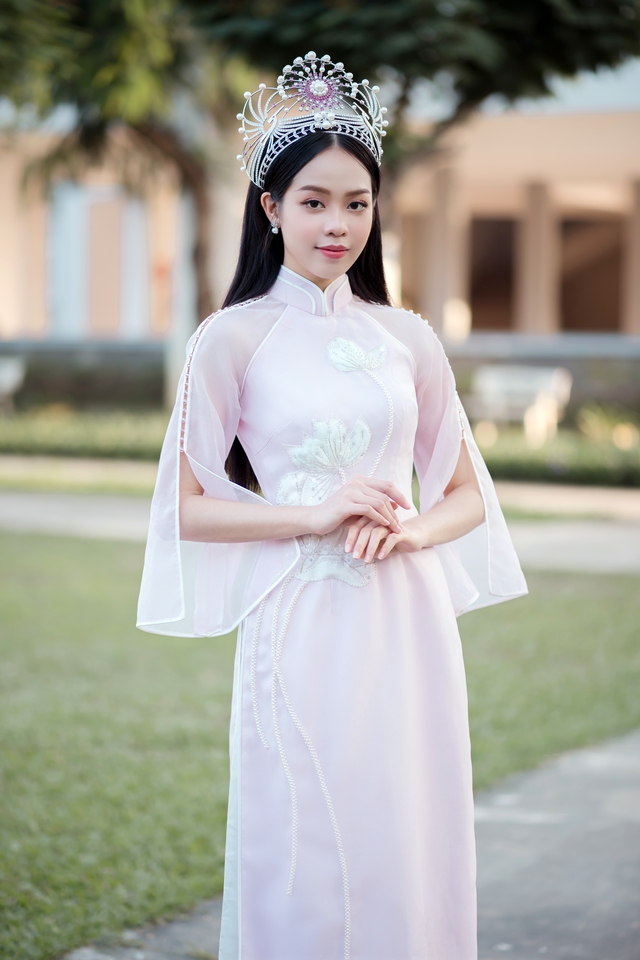 Hoa hậu Thanh Thủy rạng rỡ về trường nhận bằng khen và học bổng - Ảnh 2.