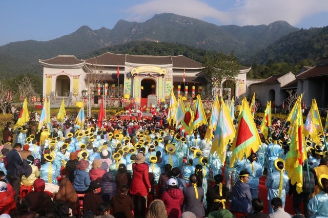 Hàng chục nghìn Phật tử và du khách nô nức tham gia khai Hội Xuân Yên Tử 2023 - Ảnh 1.