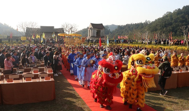 Hàng chục nghìn Phật tử và du khách nô nức tham gia khai Hội Xuân Yên Tử 2023 - Ảnh 3.
