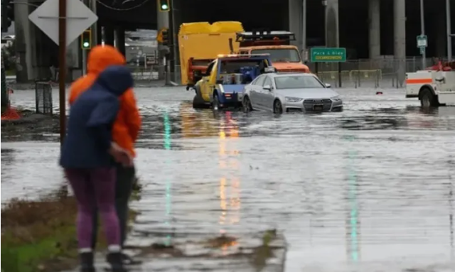 Bão nghiêm trọng càn quét California với mưa to, gió lớn gây lũ lụt - Ảnh 1.