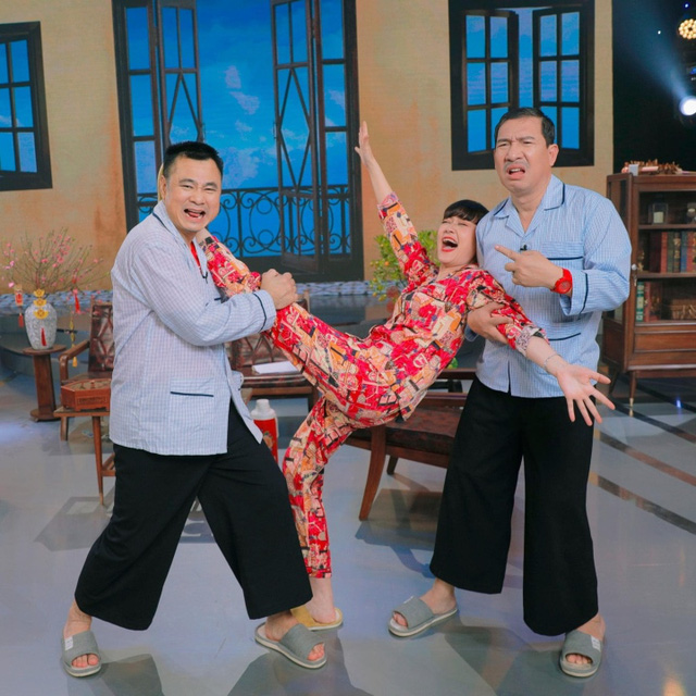 Sao Việt ngày 5/12: Bộ ba Tự Long, Vân Dung và Quang Thắng gây cười với tư thế chụp ảnh bất ổn - Ảnh 1.