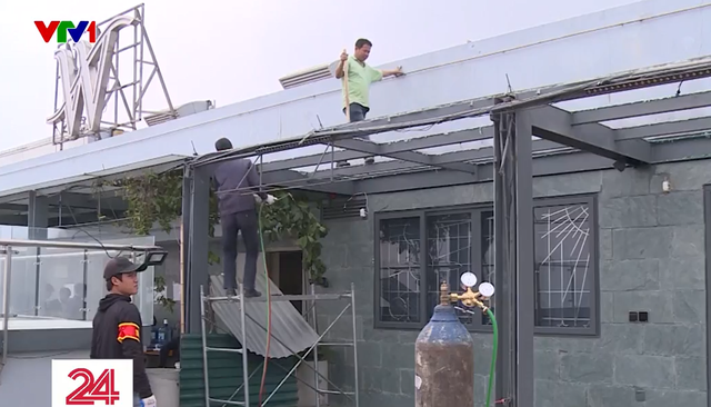Hà Nội cưỡng chế công trình cơi nới trên nóc nhà chung cư - Ảnh 1.