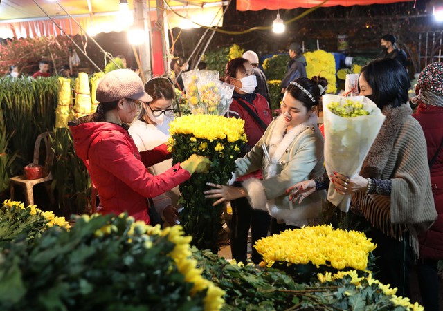 Đi chợ hoa đêm Quảng Bá - nét văn hóa riêng của người Hà Nội mỗi dịp Tết đến, Xuân về - Ảnh 3.