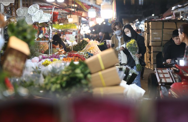 Đi chợ hoa đêm Quảng Bá - nét văn hóa riêng của người Hà Nội mỗi dịp Tết đến, Xuân về - Ảnh 6.