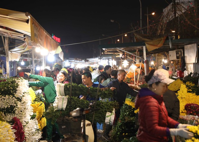 Đi chợ hoa đêm Quảng Bá - nét văn hóa riêng của người Hà Nội mỗi dịp Tết đến, Xuân về - Ảnh 5.
