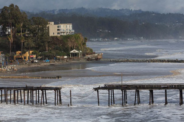 Sóng lớn đổ bộ, mất điện diện rộng ở cộng đồng ven biển California giữa cơn bão - Ảnh 3.