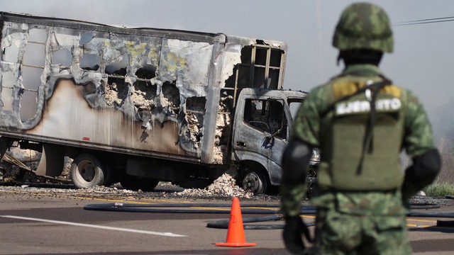 Mexico: Ít nhất 29 người thiệt mạng liên quan tới vụ bắt giữ con trai trùm ma túy “El Chapo” - Ảnh 1.