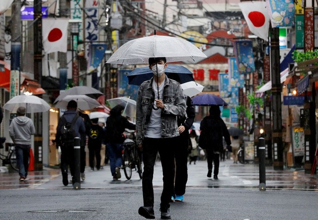Nhật Bản tăng cường tiêm vaccine và kêu gọi người dân đeo khẩu trang phòng dịch - Ảnh 1.
