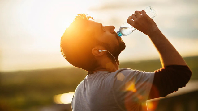 Uống nước có giúp ngăn chặn quá trình lão hóa không? - Ảnh 2.