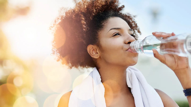 Uống nước có giúp ngăn chặn quá trình lão hóa không? - Ảnh 1.