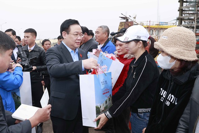 Chủ tịch Quốc hội Vương Đình Huệ thăm, chúc Tết ngư dân tỉnh Quảng Bình - Ảnh 3.
