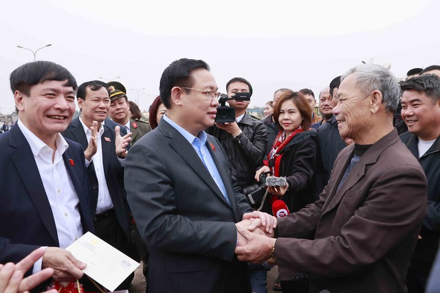 Chủ tịch Quốc hội Vương Đình Huệ thăm, chúc Tết ngư dân tỉnh Quảng Bình - Ảnh 1.