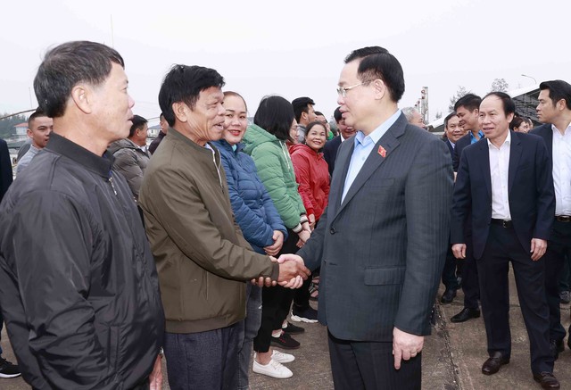 Chủ tịch Quốc hội Vương Đình Huệ thăm, chúc Tết ngư dân tỉnh Quảng Bình - Ảnh 2.