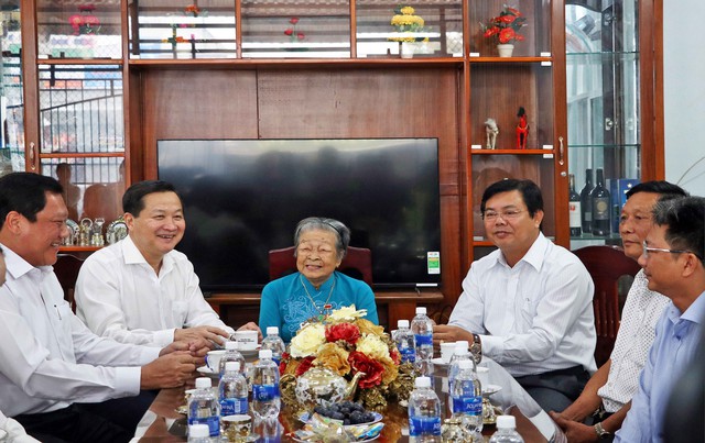 Phó Thủ tướng Lê Minh Khái thăm, chúc Tết gia đình chính sách, công nhân tại Cà Mau - Ảnh 1.