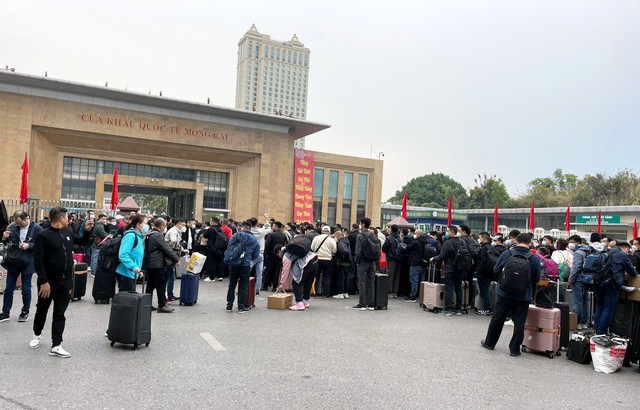 Hàng trăm người dân Trung Quốc xếp hàng chờ xuất cảnh ở cửa khẩu Móng Cái - Ảnh 3.