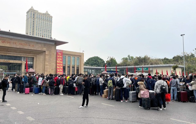 Hàng trăm người dân Trung Quốc xếp hàng chờ xuất cảnh ở cửa khẩu Móng Cái - Ảnh 2.