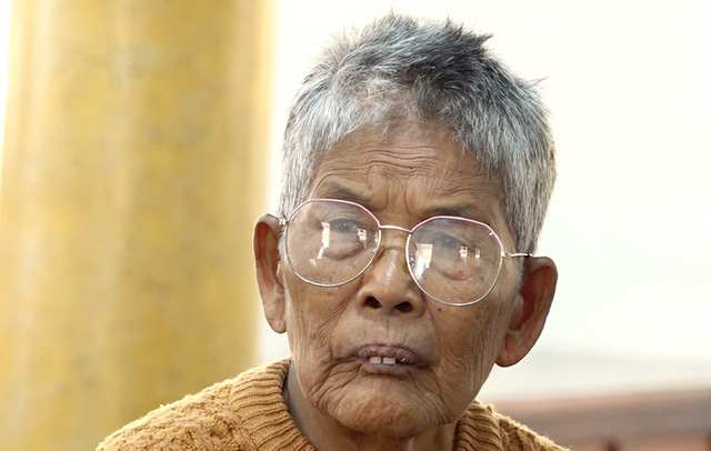 Trục xuất cụ bà 86 tuổi vận chuyển trái phép vàng, USD qua biên giới - Ảnh 1.
