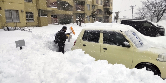 Tuyết rơi dày ở Nhật Bản làm gián đoạn giao thông, nhiều tuyến đường bị đóng cửa - Ảnh 1.